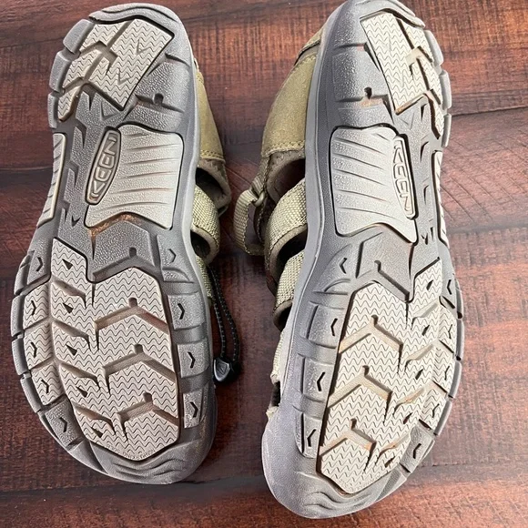 Men’s size 7 keen hiking sandals - Picture 2 of 5